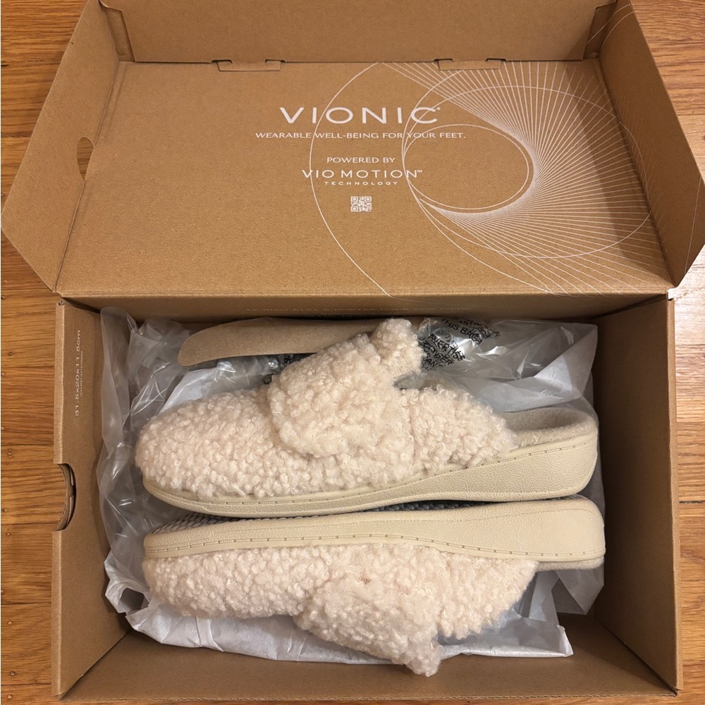 NWT never worn Vionic Gemma Shearling Slipper